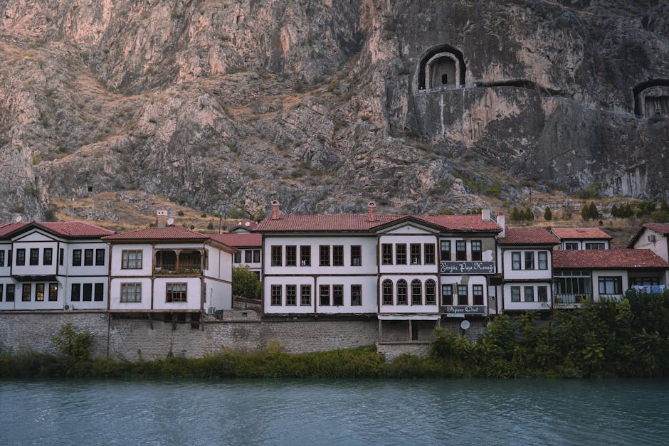 Discover the serene Ottoman-style houses along the river in historical Amasya, Türkiye.